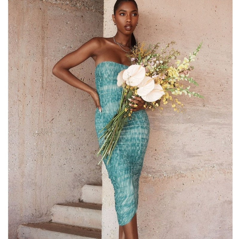 Trägerloses, figurbetontes Abendkleid