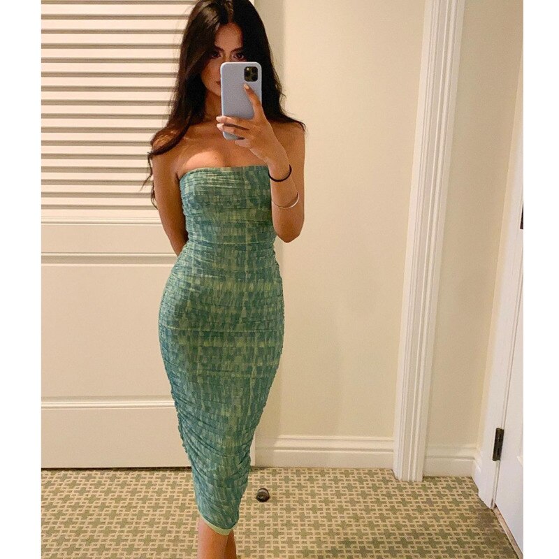 Trägerloses, figurbetontes Abendkleid