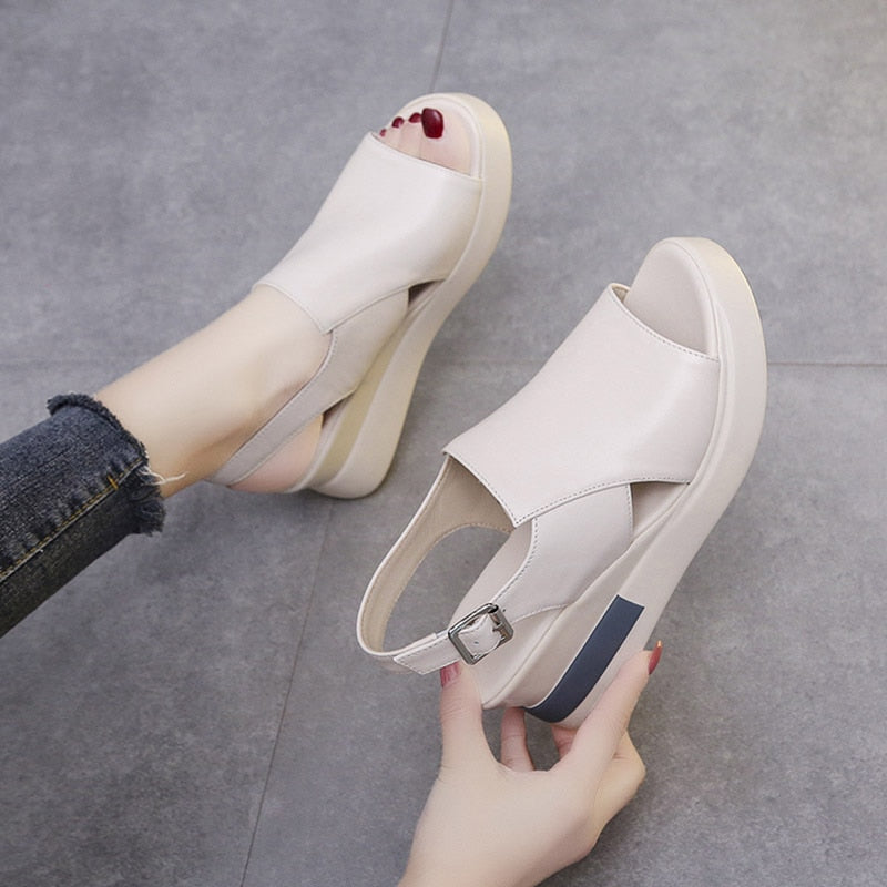 Orthopädische Keilsandalen
