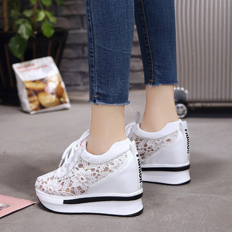 Damenschuhe mit Blumenspitze