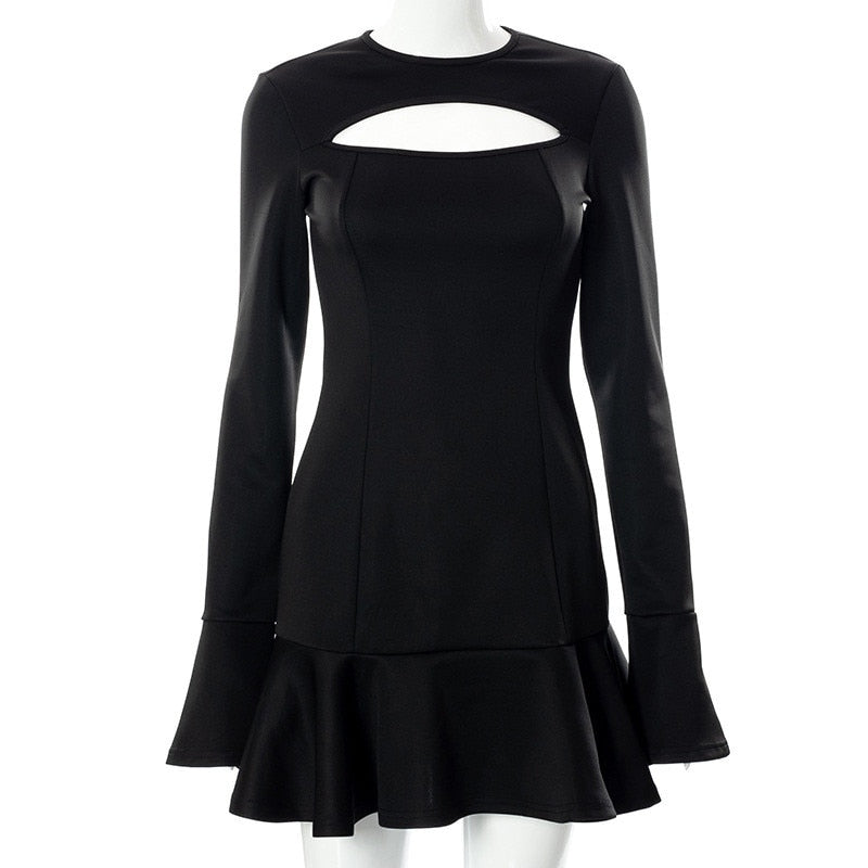 Maria Schwarzes, langärmliges A-Linien-Kleid mit Rüschen