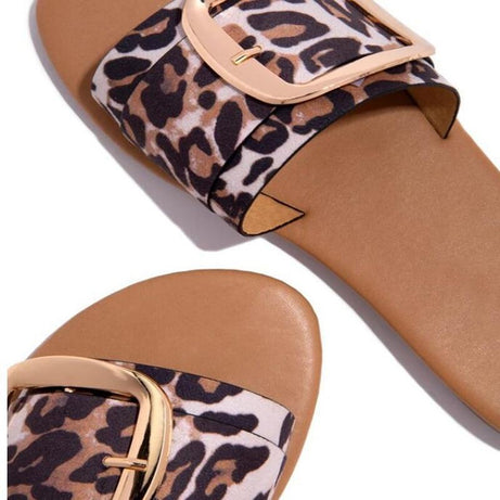 Sandales plates à enfiler avec boucle - leopard