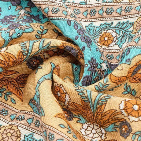 Böhmisches schickes und geblümtes Kleid