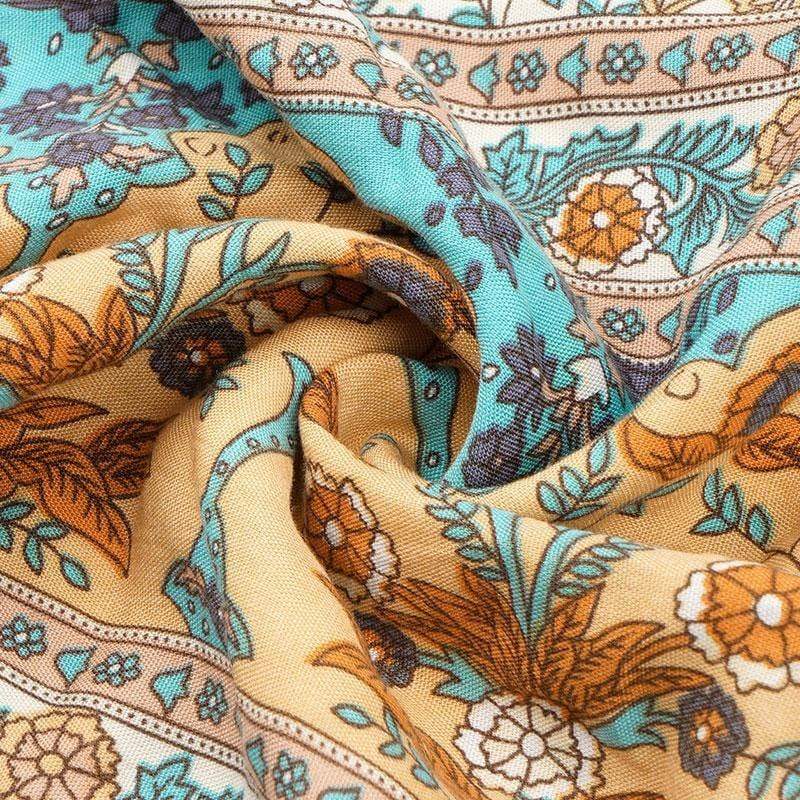 Böhmisches schickes und geblümtes Kleid