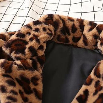 Mantel aus Kunstfell mit Leopardenmuster