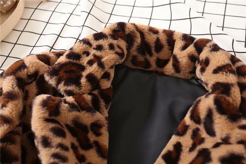 Mantel aus Kunstfell mit Leopardenmuster