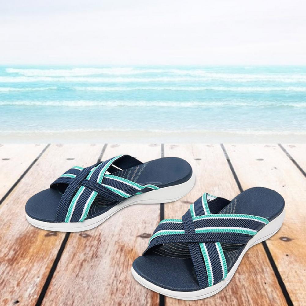 Sandales orthopédiques élastiques croisées.